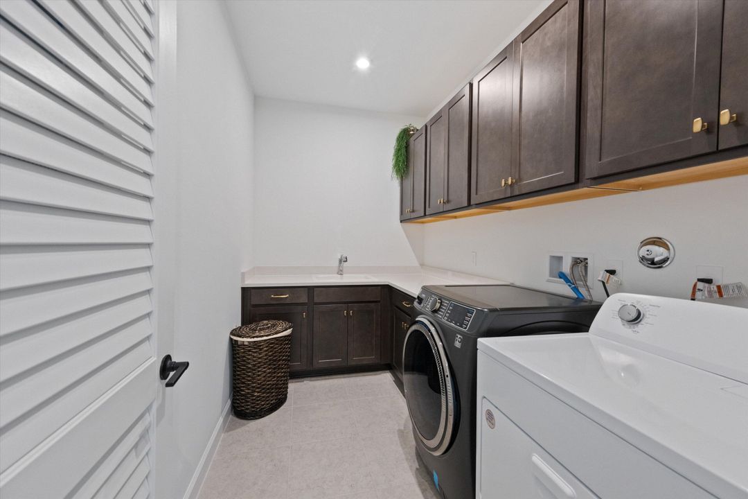 For Sale: $680,000 (4 beds, 3 baths, 3275 Square Feet)