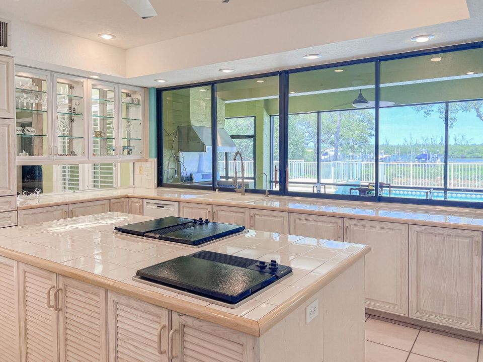 На продажу: $2,500,000 (5 спален, 4 ванн, 5099 Квадратных фут)