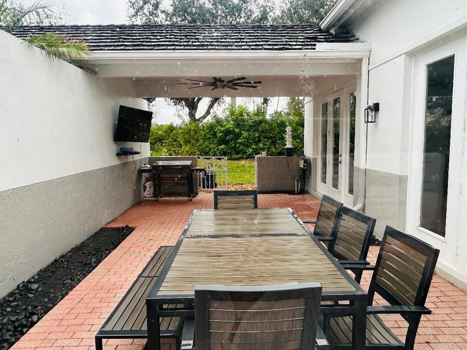 For Sale: $939,000 (3 beds, 2 baths, 1965 Square Feet)