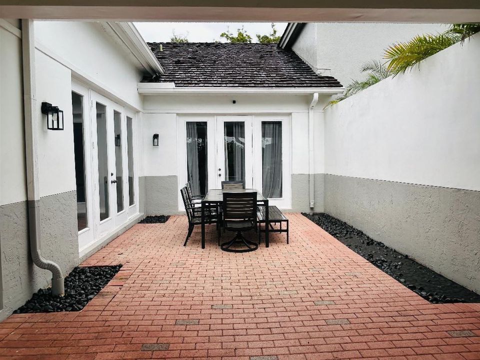 For Sale: $939,000 (3 beds, 2 baths, 1965 Square Feet)