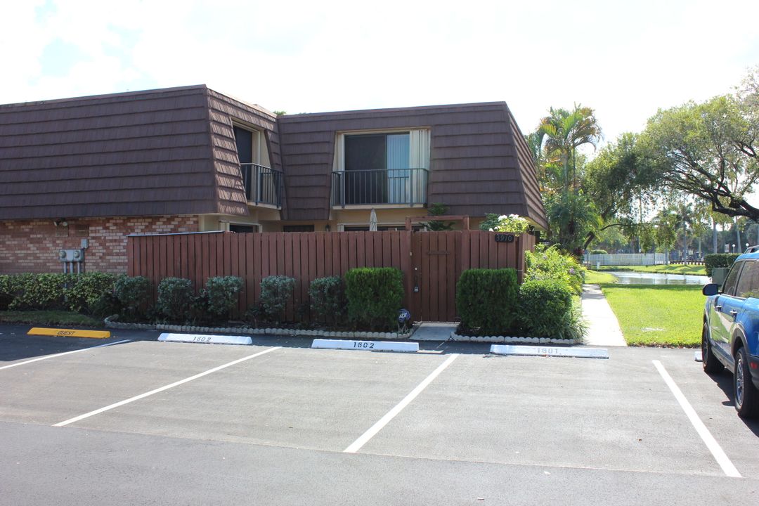 For Sale: $300,000 (2 beds, 2 baths, 1302 Square Feet)