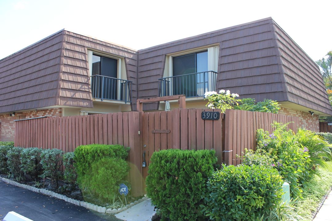 For Sale: $300,000 (2 beds, 2 baths, 1302 Square Feet)