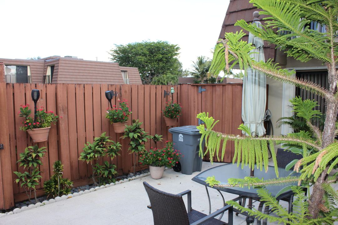 For Sale: $300,000 (2 beds, 2 baths, 1302 Square Feet)