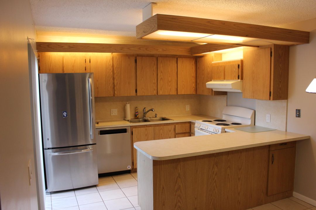 For Sale: $300,000 (2 beds, 2 baths, 1302 Square Feet)