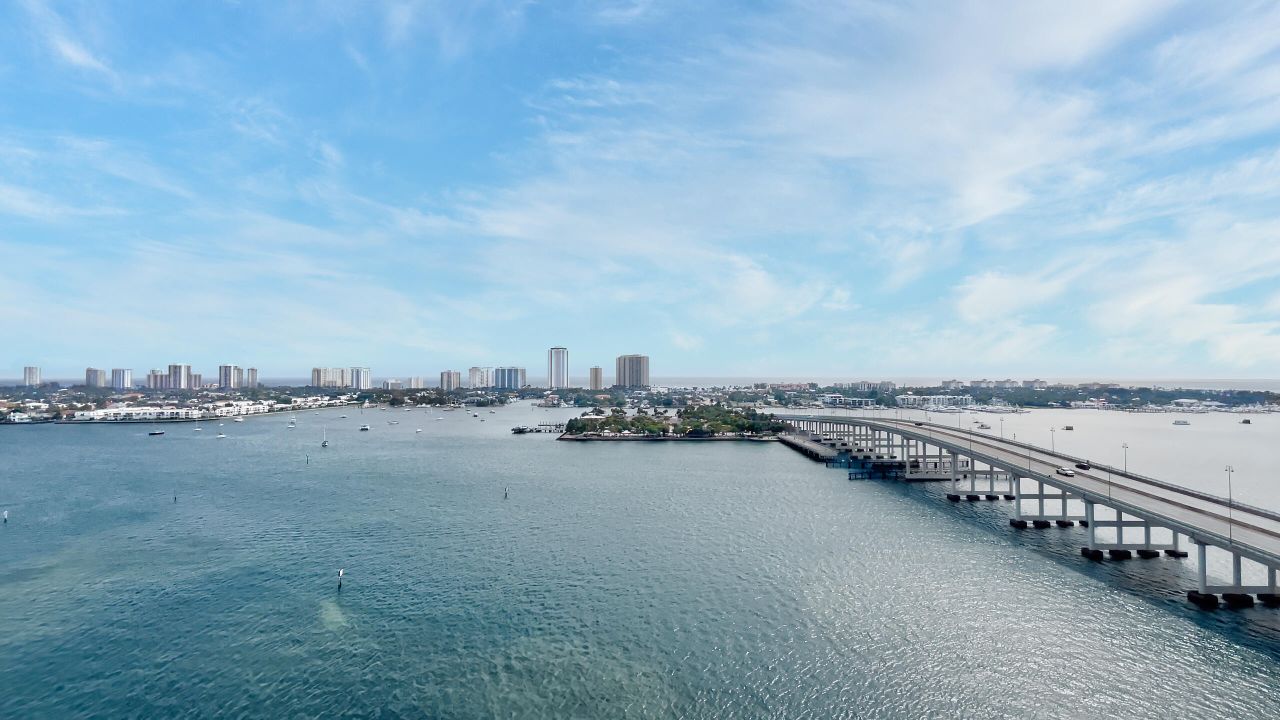 For Sale: $759,000 (3 beds, 3 baths, 1990 Square Feet)