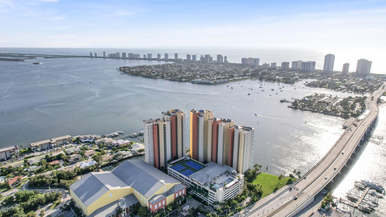 For Sale: $759,000 (3 beds, 3 baths, 1990 Square Feet)