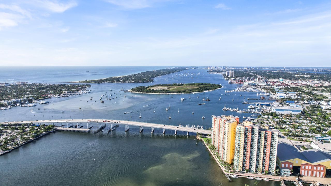 For Sale: $759,000 (3 beds, 3 baths, 1990 Square Feet)