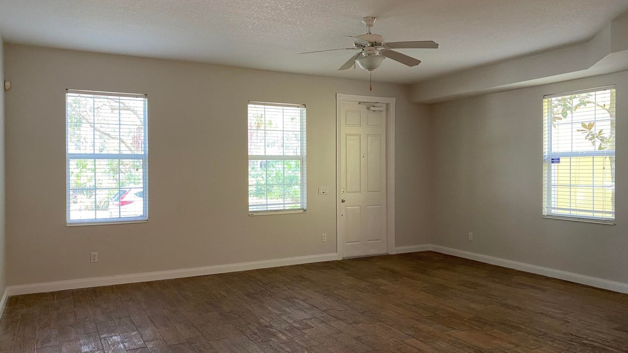 For Rent: $3,095 (3 beds, 2 baths, 1670 Square Feet)