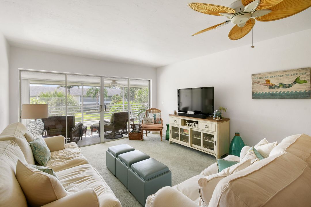 For Sale: $225,000 (2 beds, 2 baths, 886 Square Feet)