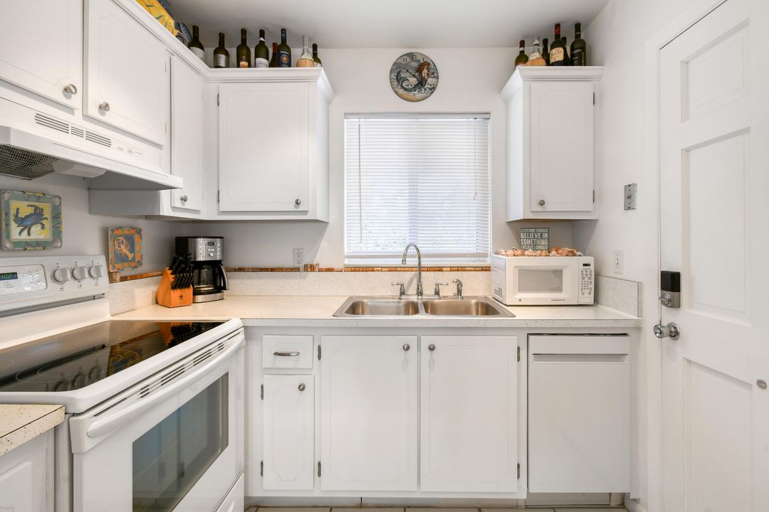 For Sale: $225,000 (2 beds, 2 baths, 886 Square Feet)