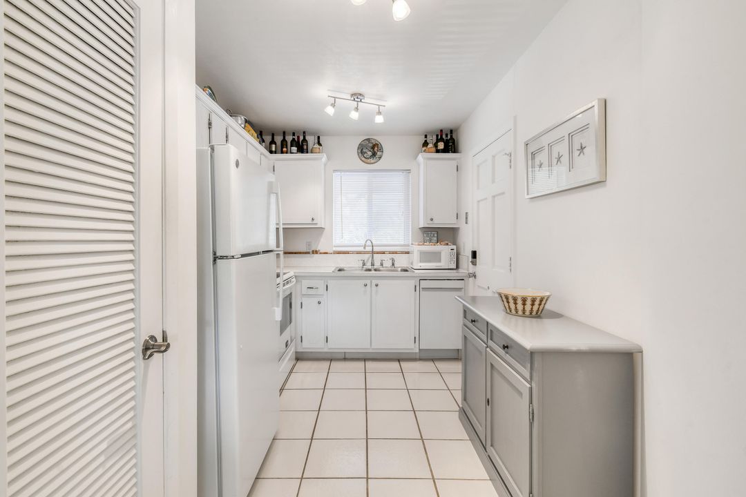 For Sale: $225,000 (2 beds, 2 baths, 886 Square Feet)