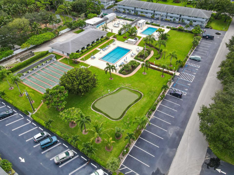 For Sale: $225,000 (2 beds, 2 baths, 886 Square Feet)