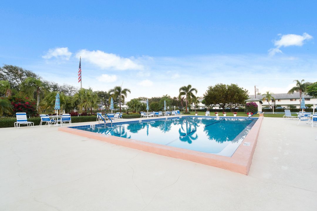 For Sale: $225,000 (2 beds, 2 baths, 886 Square Feet)