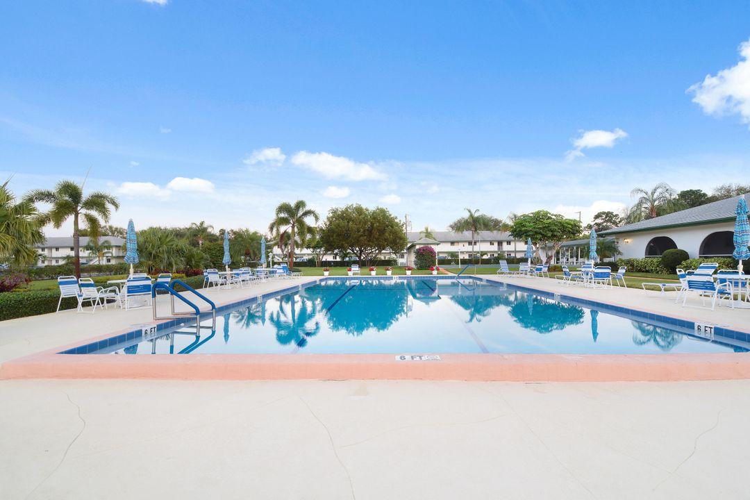 For Sale: $225,000 (2 beds, 2 baths, 886 Square Feet)