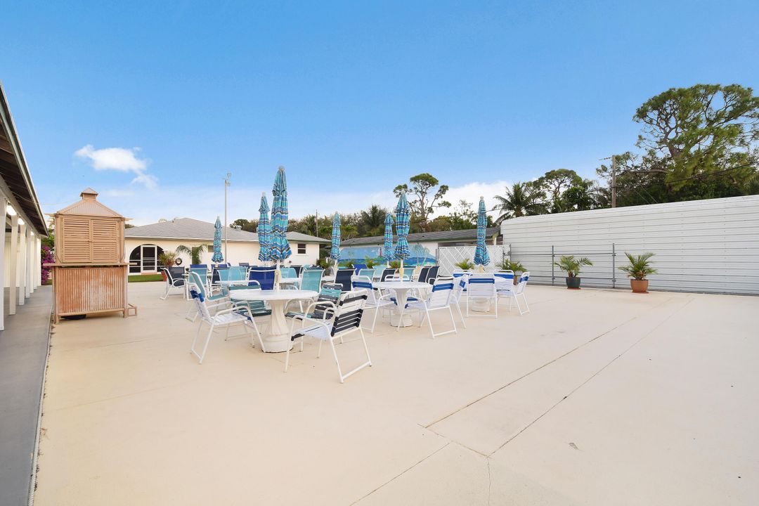 For Sale: $225,000 (2 beds, 2 baths, 886 Square Feet)