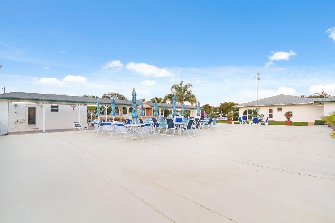 For Sale: $225,000 (2 beds, 2 baths, 886 Square Feet)