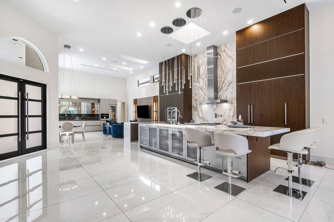 出租: $30,000 (4 贝兹, 4 浴室, 3410 平方英尺)