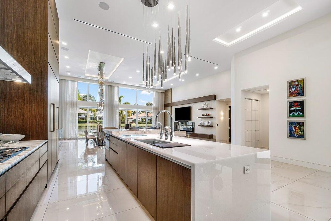 出租: $30,000 (4 贝兹, 4 浴室, 3410 平方英尺)