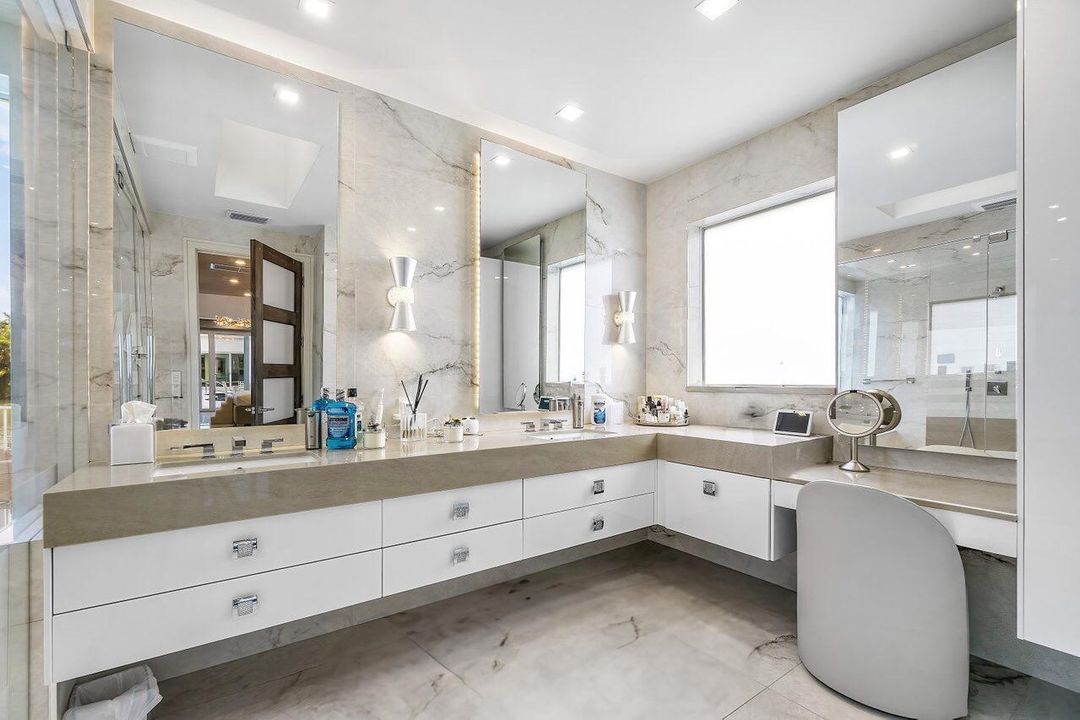 出租: $30,000 (4 贝兹, 4 浴室, 3410 平方英尺)