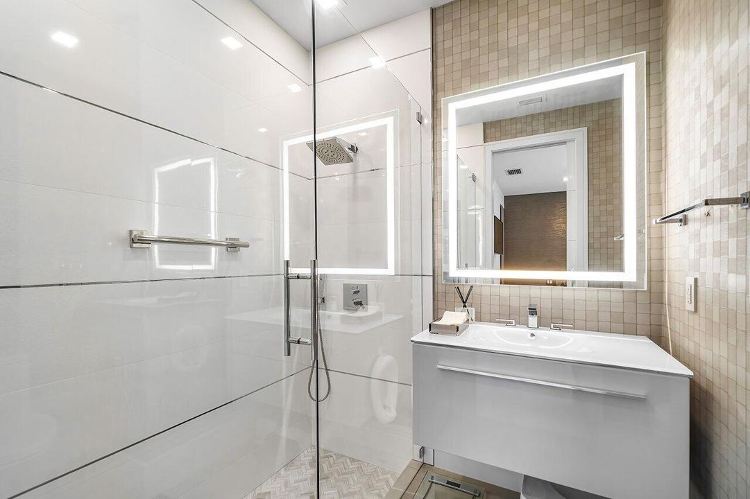 出租: $30,000 (4 贝兹, 4 浴室, 3410 平方英尺)