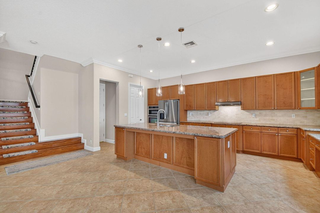 合同活跃: $815,000 (4 贝兹, 3 浴室, 3419 平方英尺)