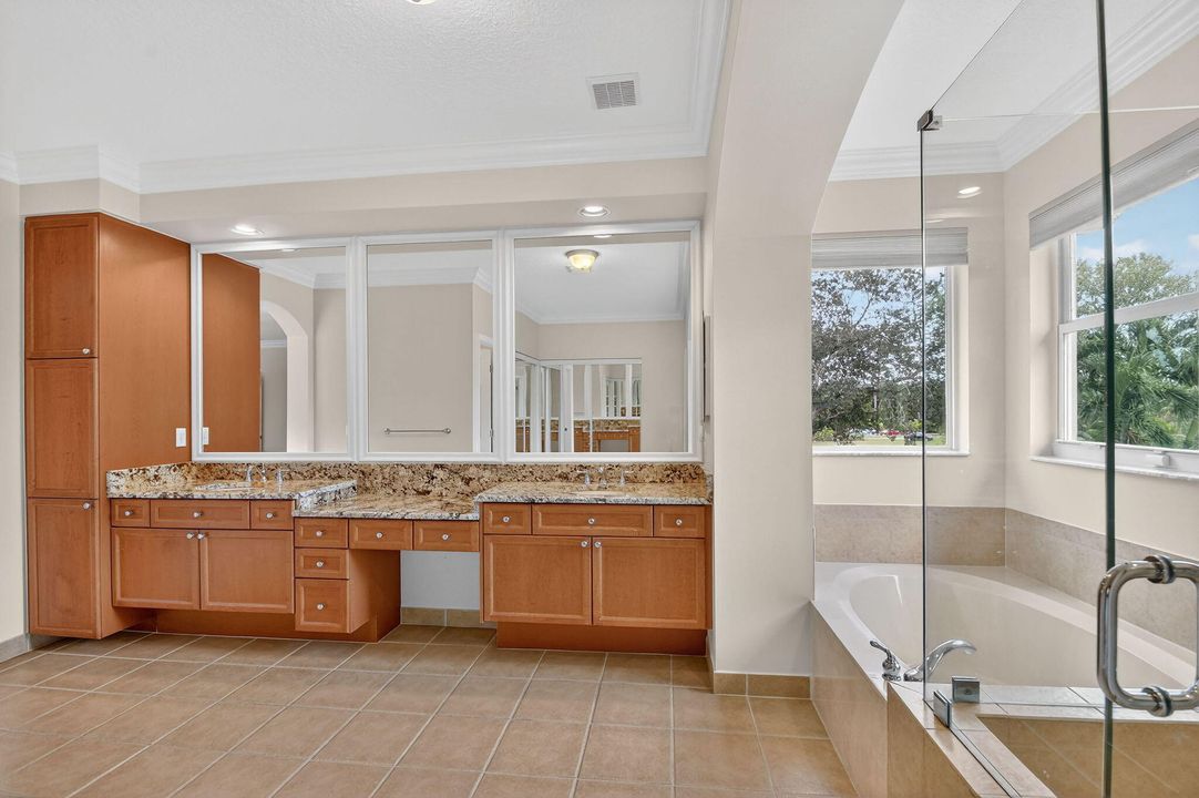 合同活跃: $815,000 (4 贝兹, 3 浴室, 3419 平方英尺)