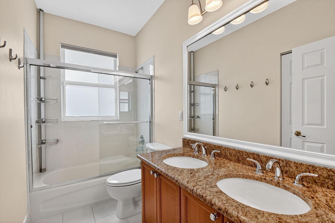 合同活跃: $815,000 (4 贝兹, 3 浴室, 3419 平方英尺)