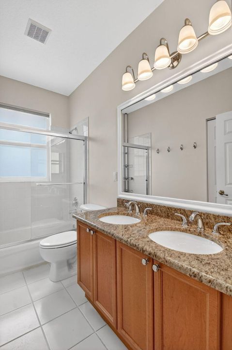 合同活跃: $815,000 (4 贝兹, 3 浴室, 3419 平方英尺)