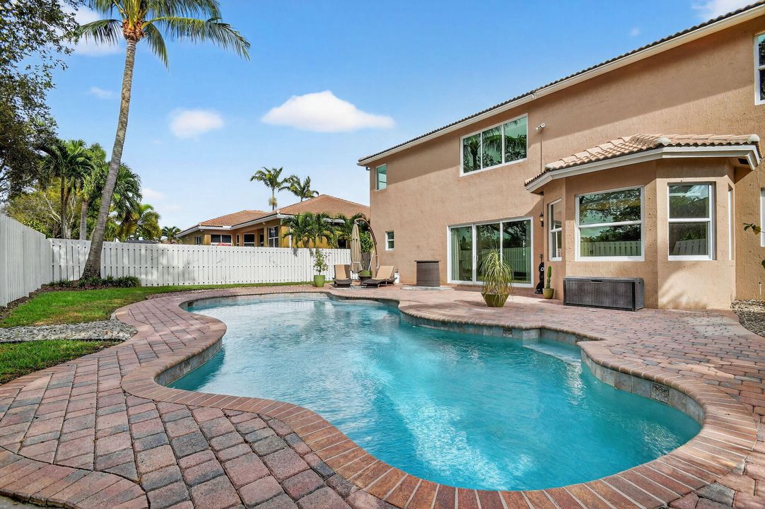 合同活跃: $815,000 (4 贝兹, 3 浴室, 3419 平方英尺)