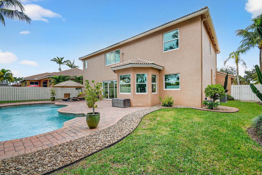 合同活跃: $815,000 (4 贝兹, 3 浴室, 3419 平方英尺)