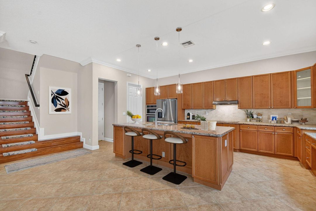 合同活跃: $815,000 (4 贝兹, 3 浴室, 3419 平方英尺)