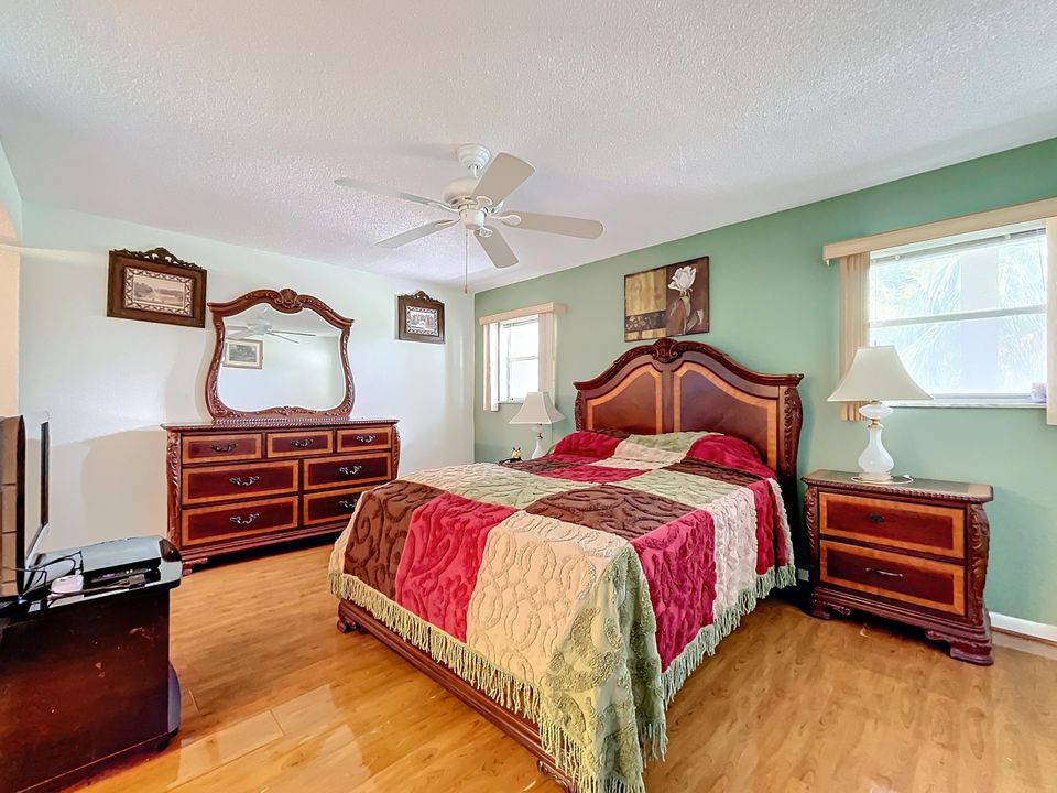 На продажу: $80,000 (1 спален, 1 ванн, 981 Квадратных фут)