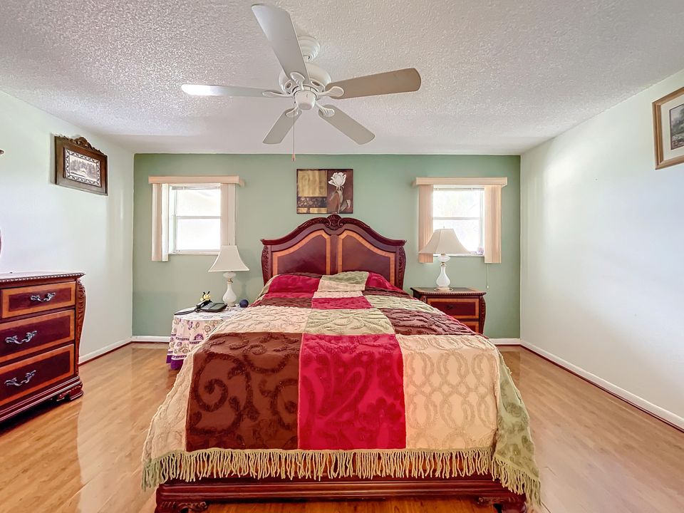 На продажу: $80,000 (1 спален, 1 ванн, 981 Квадратных фут)