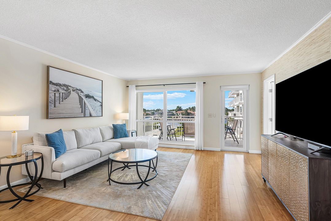 待售: $579,000 (2 贝兹, 2 浴室, 1102 平方英尺)