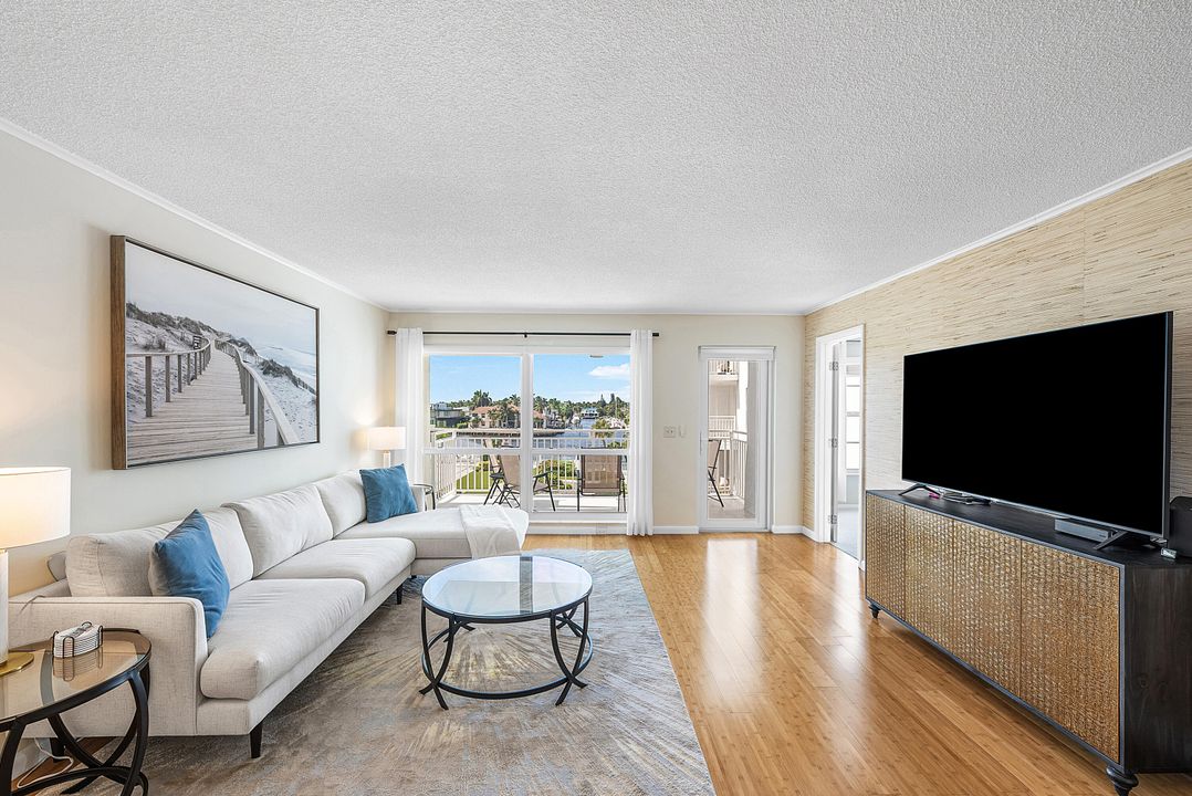 待售: $579,000 (2 贝兹, 2 浴室, 1102 平方英尺)