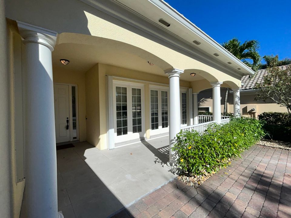 En Venta: $819,900 (4 camas, 3 baños, 2499 Pies cuadrados)