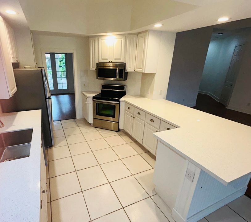 En Venta: $819,900 (4 camas, 3 baños, 2499 Pies cuadrados)