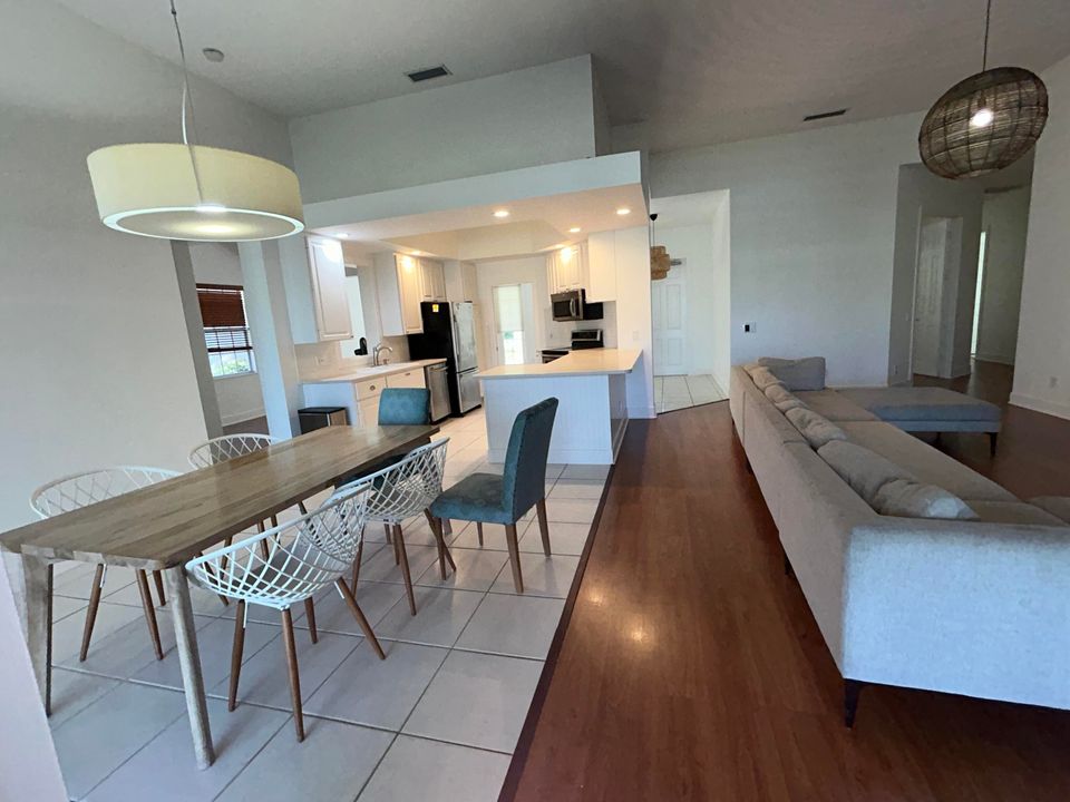 En Venta: $819,900 (4 camas, 3 baños, 2499 Pies cuadrados)