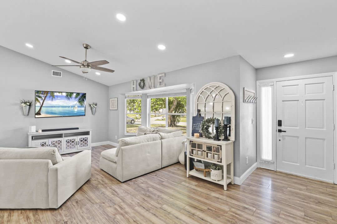 For Sale: $349,000 (3 beds, 2 baths, 1320 Square Feet)