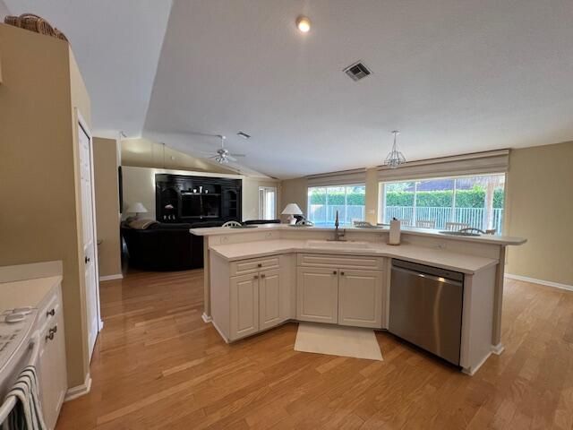 出租: $6,250 (3 贝兹, 2 浴室, 2397 平方英尺)