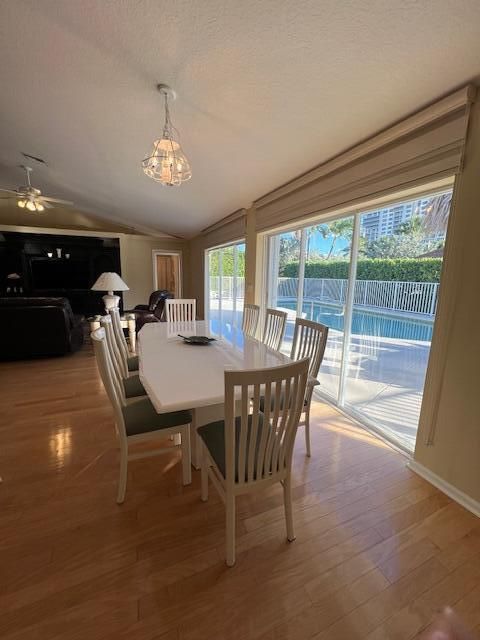 出租: $6,250 (3 贝兹, 2 浴室, 2397 平方英尺)