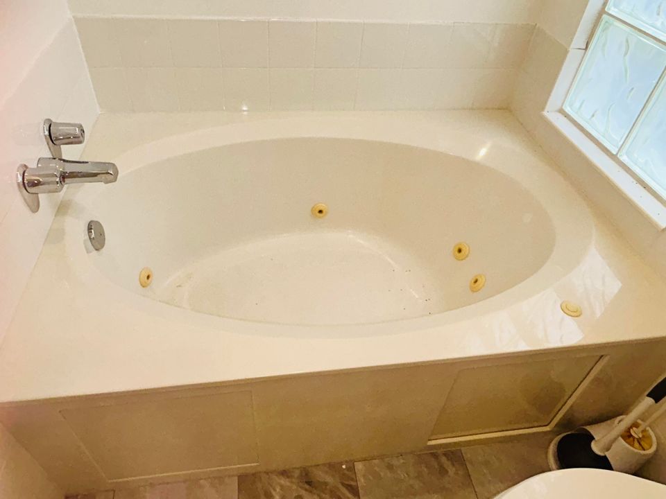 En Venta: $819,900 (4 camas, 3 baños, 2499 Pies cuadrados)