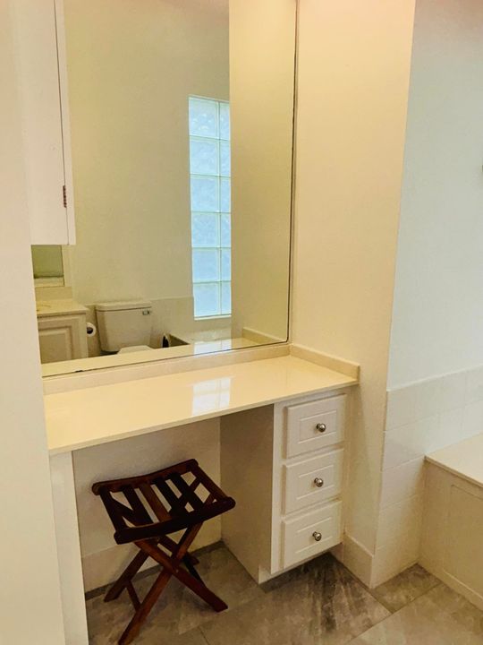 En Venta: $819,900 (4 camas, 3 baños, 2499 Pies cuadrados)