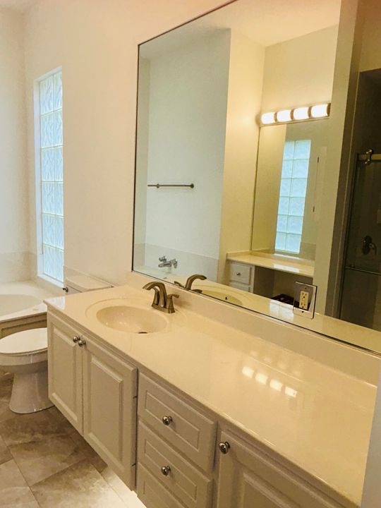 En Venta: $819,900 (4 camas, 3 baños, 2499 Pies cuadrados)