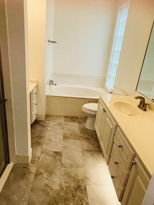 En Venta: $819,900 (4 camas, 3 baños, 2499 Pies cuadrados)