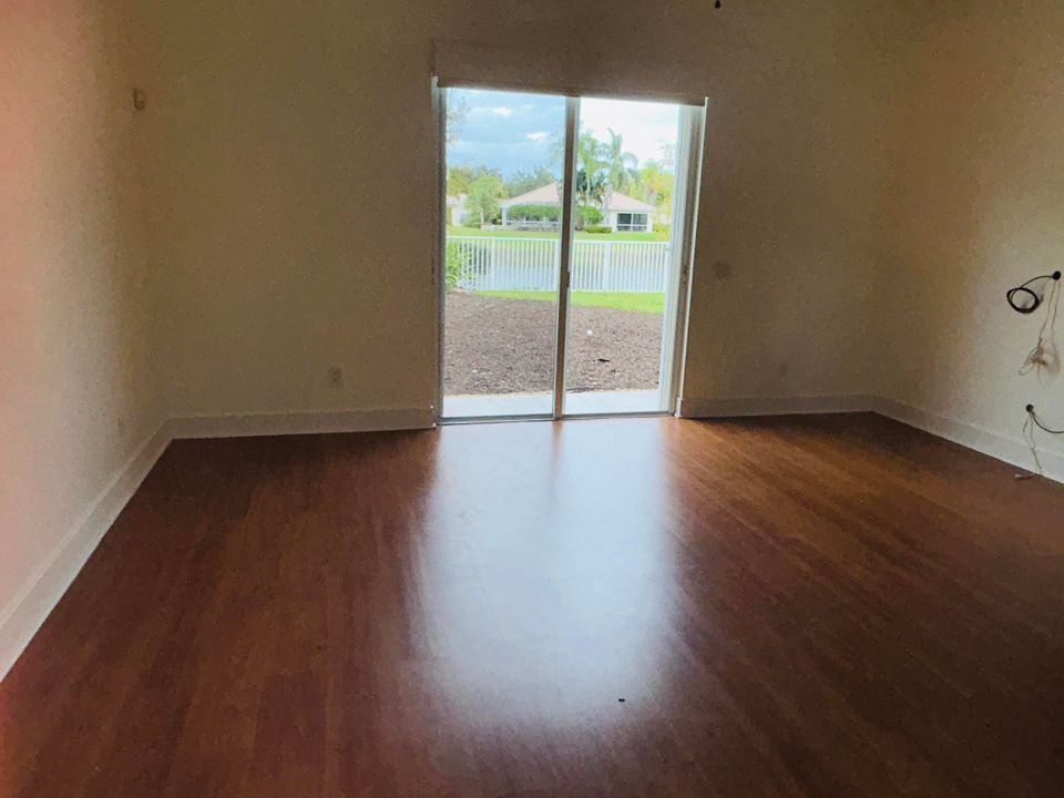 En Venta: $819,900 (4 camas, 3 baños, 2499 Pies cuadrados)