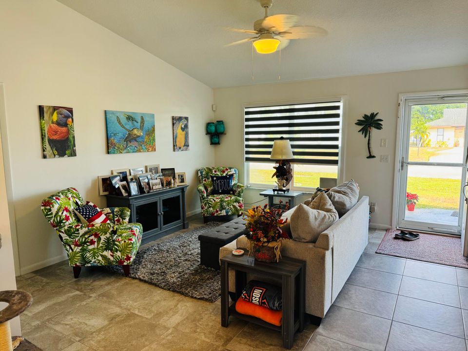 For Sale: $410,000 (3 beds, 2 baths, 1096 Square Feet)