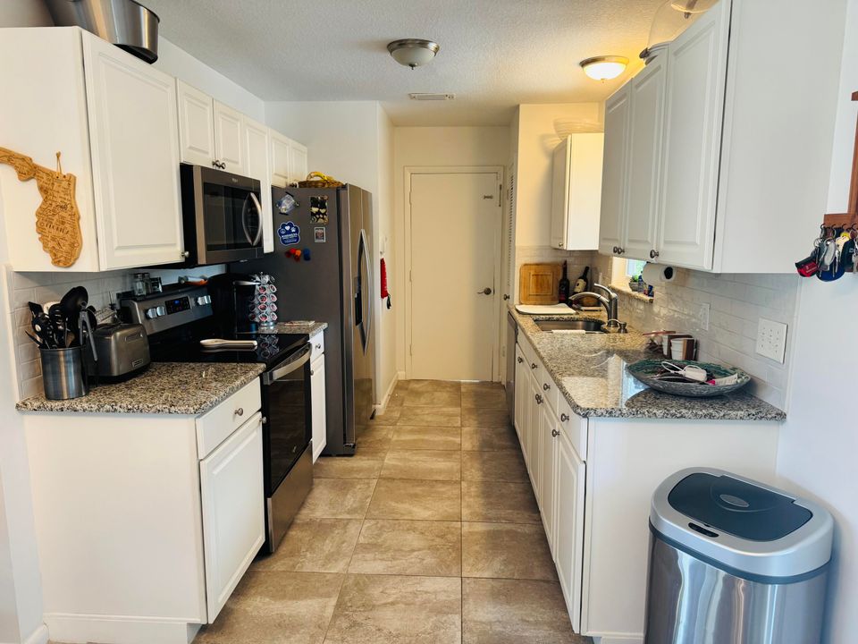 For Sale: $410,000 (3 beds, 2 baths, 1096 Square Feet)