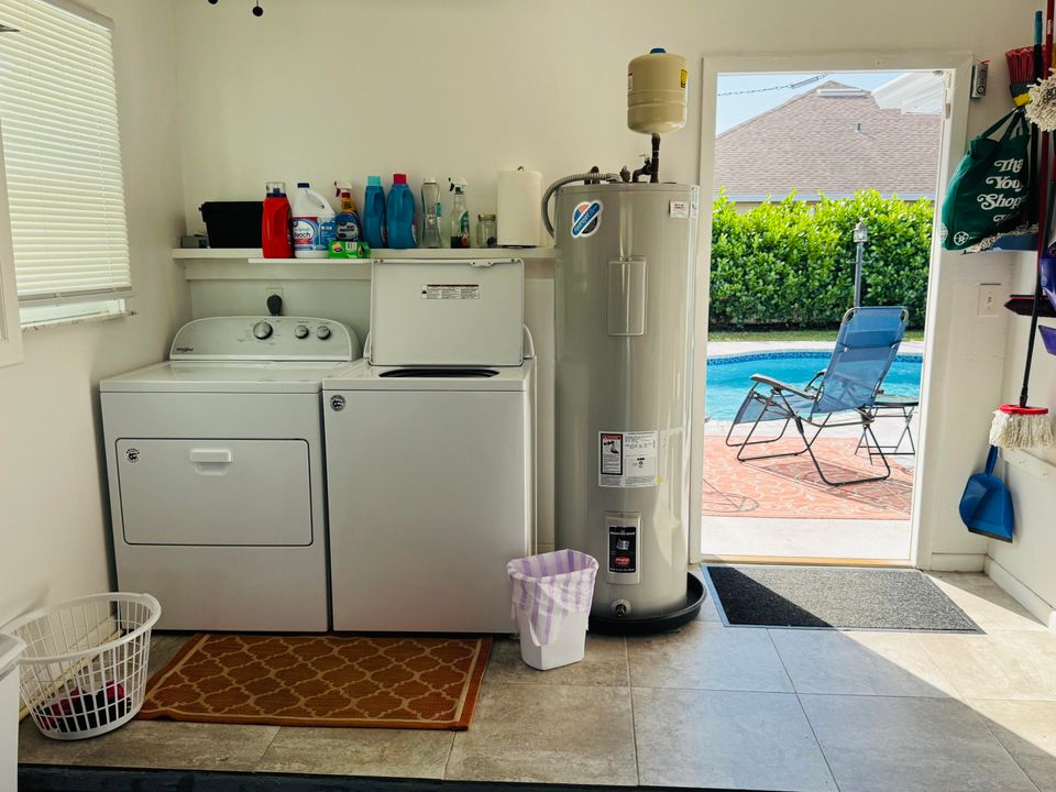 For Sale: $410,000 (3 beds, 2 baths, 1096 Square Feet)