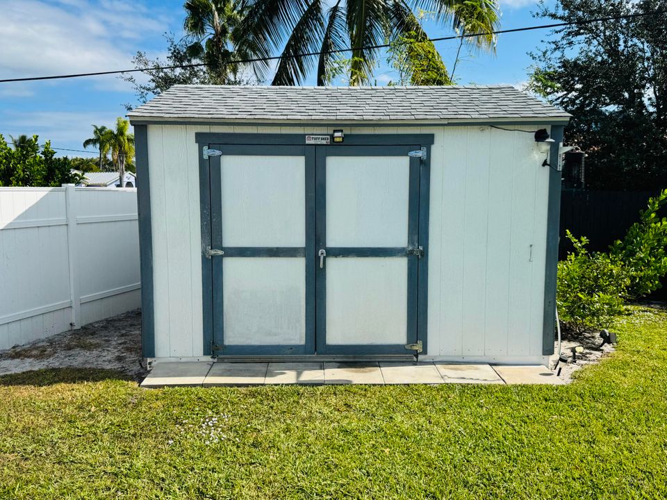 For Sale: $410,000 (3 beds, 2 baths, 1096 Square Feet)